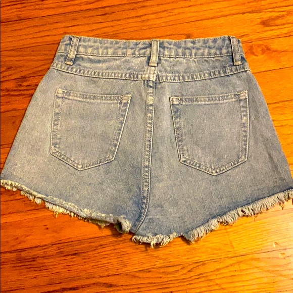 Light washed Jean shorts - Picture 2 of 2
